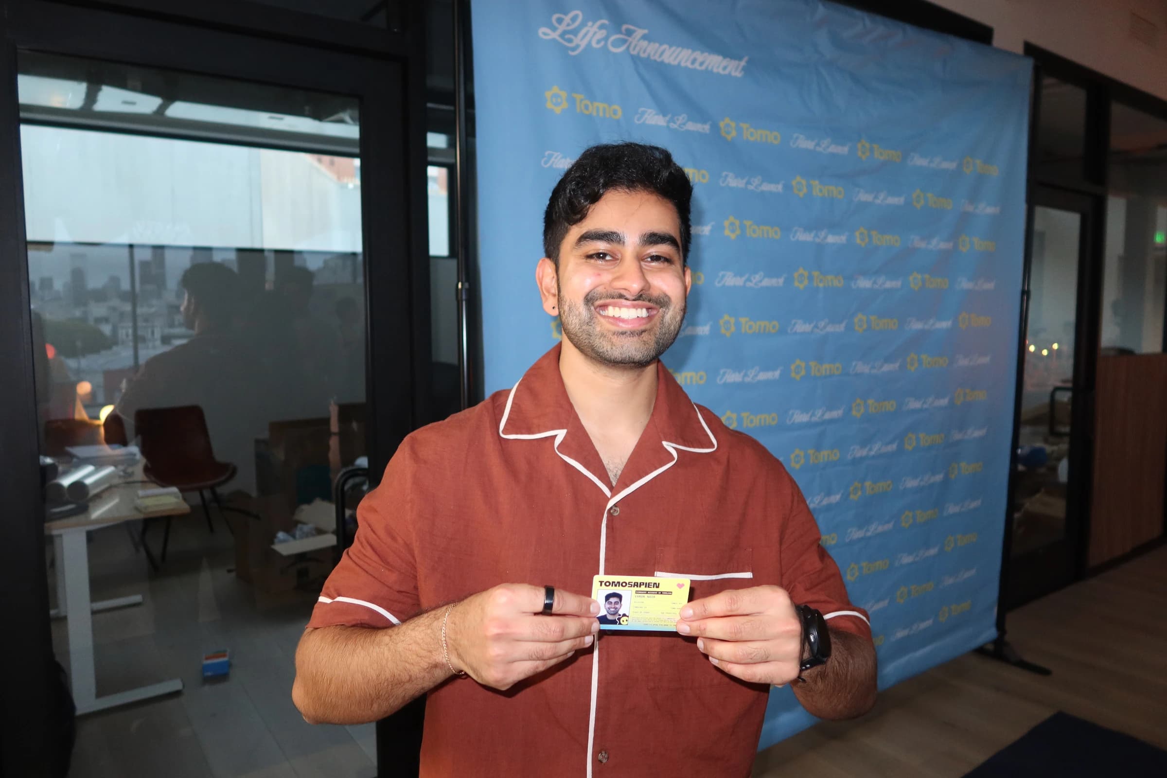 Team member with a Tomosapien card